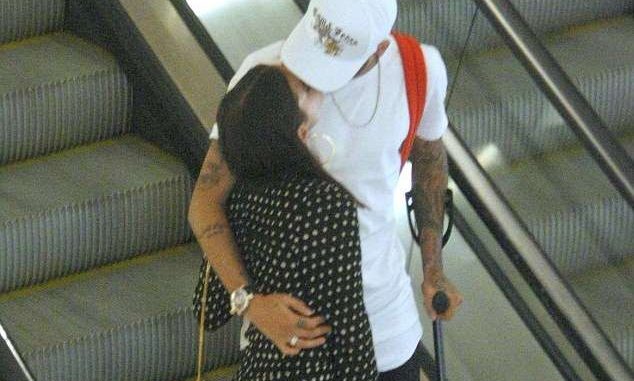 Neymar and his stunning girlfriend Bruna share a kiss during shopping trip in Rio de Janeiro (Photos)