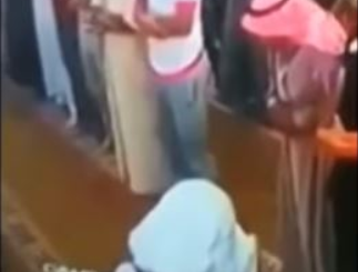 Muslim man dies as he bows to pray in a mosque in Jordan (video)