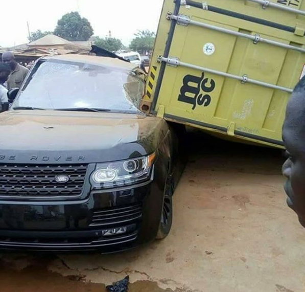 Trailer driver takes off after his container falls on Range Rover (photos)