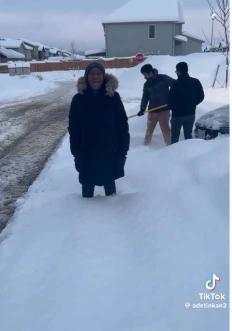 Nigerian aunty breaks into songs as she gives thanks to God for 2024 winter in Canada (video)